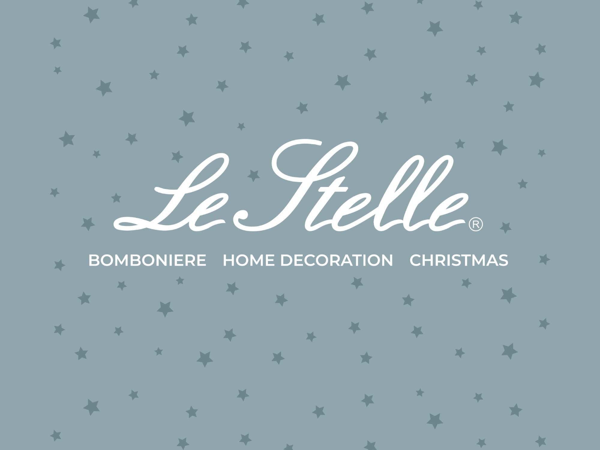 Il marchio Le Stelle in bianco su fondo salvia con le stelle, e sotto «Bomboniere, Home decoration, Christmas»